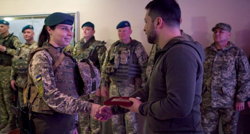  Zelenski fue al frente de combate del este ucraniano a saludar a los militares 